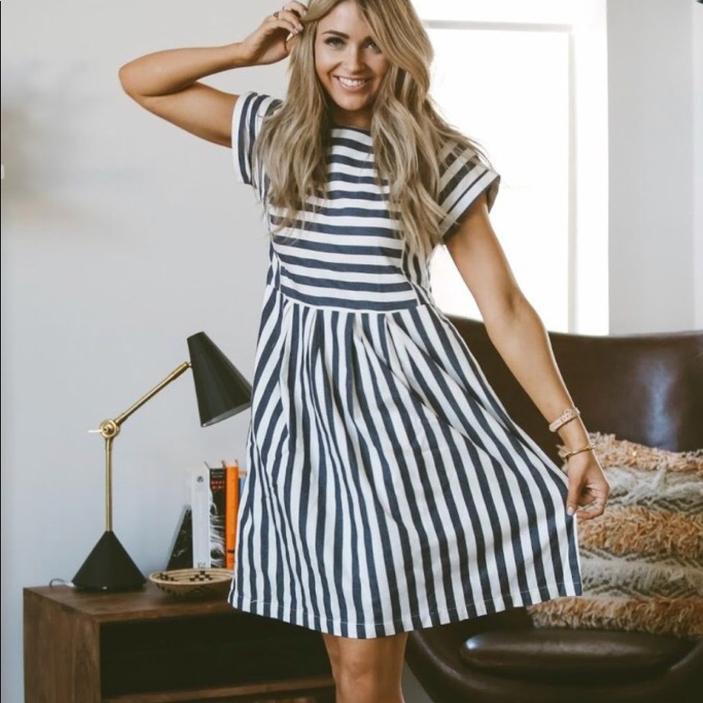 Midi, striped dress with pockets!